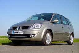 Groß in Szene: Der neue Van Renault Scénic auf der Straße