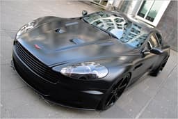 Aston Martin DBS: Ein schwarzes Agentenauto von Anderson Germany