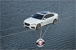 Jaguar XF: Hersteller enthüllt den neuen XF mit einem spektakulären Hochseil-Stunt in London mit Preis und Markteinführung