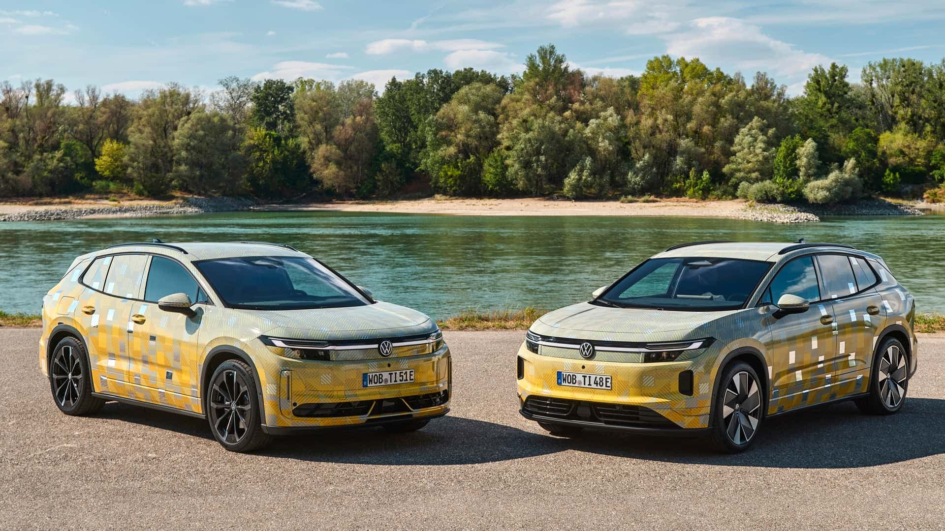 VW ID. Tiguan (getarnt) als normale Version (rechts) und als R-Line VW ID. Tiguan (getarnt) als normale Version (rechts) und als R-Line