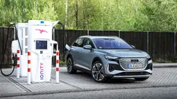 Audi Q4 50 e-tron quattro an Ladesäule Audi Q4 50 e-tron quattro an Ladesäule