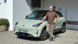 Geely E2 (2026) mit dem Autor Geely E2 (2026) mit dem Autor