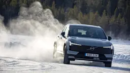 Volvo EX30 Cross Country (2025): Erstkontakt auf Eis Volvo EX30 Cross Country (2025): Erstkontakt auf Eis