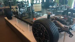 Chassis der Neuen Klasse mit dem schwarzen Batteriegehäuse und dem obenauf liegenden Energy Master mit seinem grauen Alu-Gehäuse Chassis der Neuen Klasse mit dem schwarzen Batteriegehäuse und dem obenauf liegenden Energy Master mit seinem grauen Alu-Gehäuse