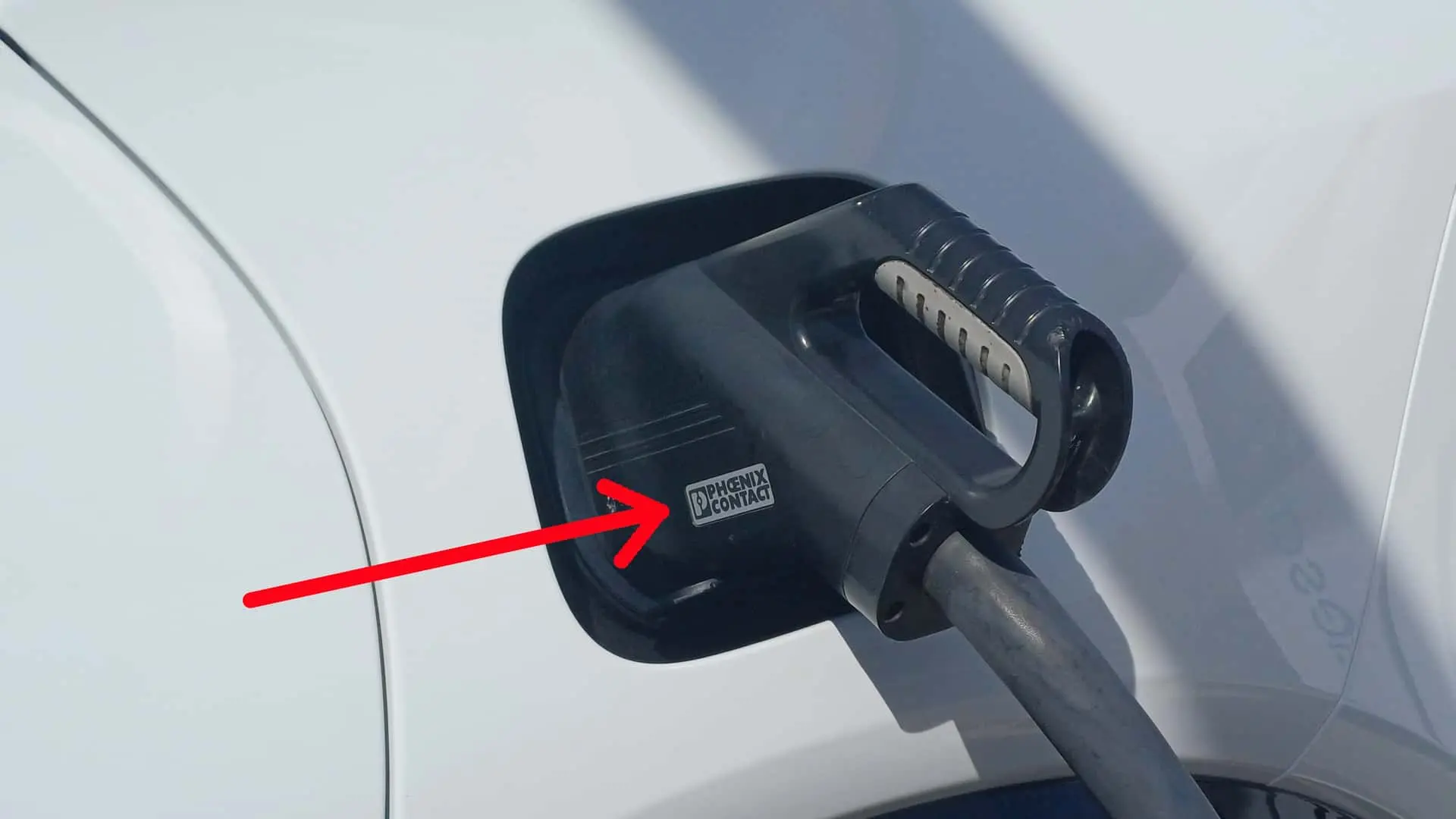 Ladeport eines Porsche Cayenne Electric mit einem Phoenix-Contact-Stecker Ladeport eines Porsche Cayenne Electric mit einem Phoenix-Contact-Stecker