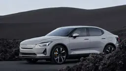 Polestar 2: Ansicht von schräg vorne in öder Landschaft Polestar 2: Ansicht von schräg vorne in öder Landschaft