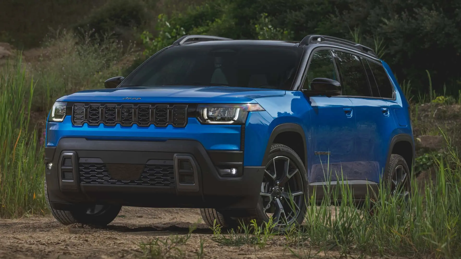 2026 Jeep Cherokee Overland Front 3/4 2026 Jeep Cherokee Overland Front 3/4