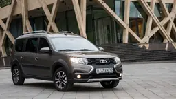 Lada Largus Cross в три четверти спереди Lada Largus Cross в три четверти спереди