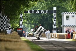 Irrer Weltrekord in Goodwood: Nissan Juke Nismo RS fährt schnellste Meile auf zwei Rädern Irrer Weltrekord in Goodwood: Nissan Juke Nismo RS fährt schnellste Meile auf zwei Rädern