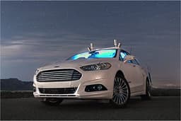 Autonomer fahrender Ford Fusion mit LiDAR-Sensor findet durch komplette Dunkelheit Autonomer fahrender Ford Fusion mit LiDAR-Sensor findet durch komplette Dunkelheit