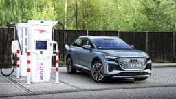 Audi Q4 50 e-tron quattro an Ladesäule Audi Q4 50 e-tron quattro an Ladesäule