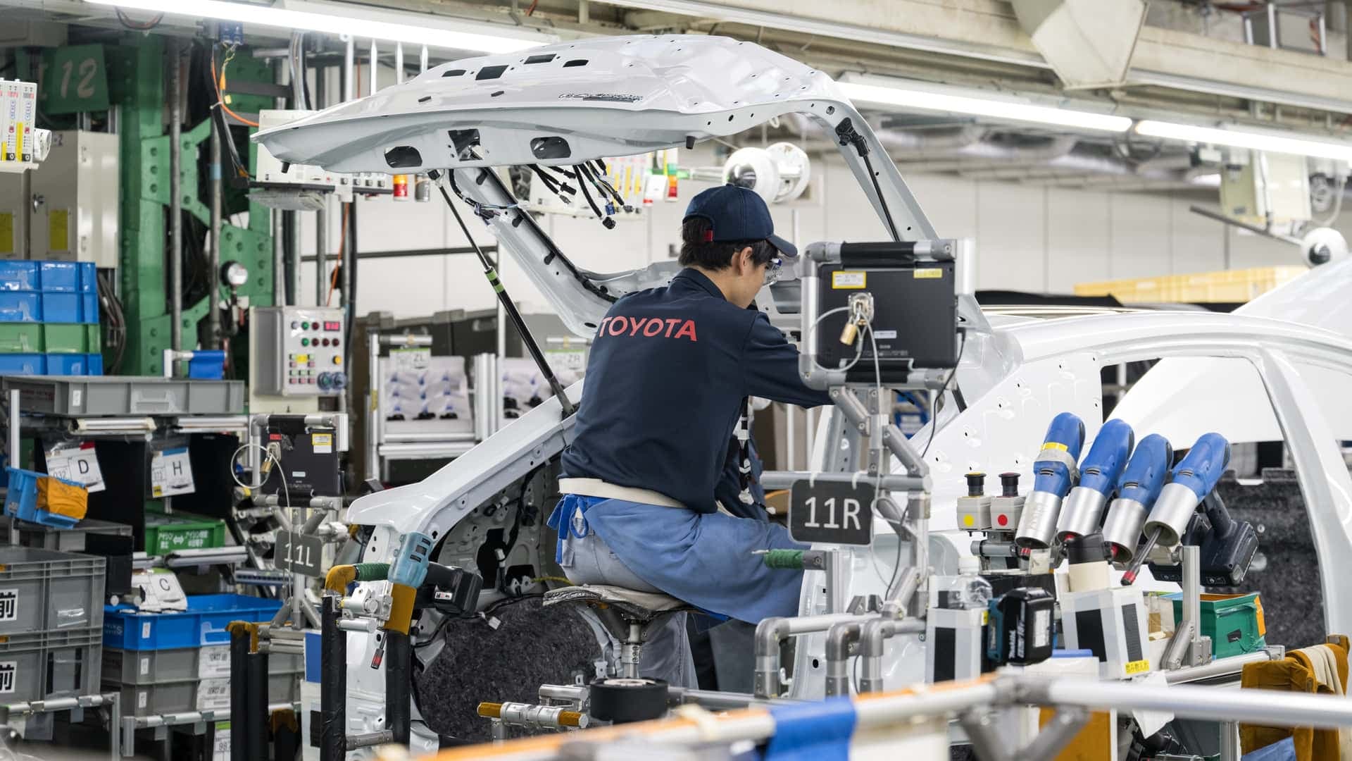 Arbeiter in einer Toyota-Fabrik Arbeiter in einer Toyota-Fabrik