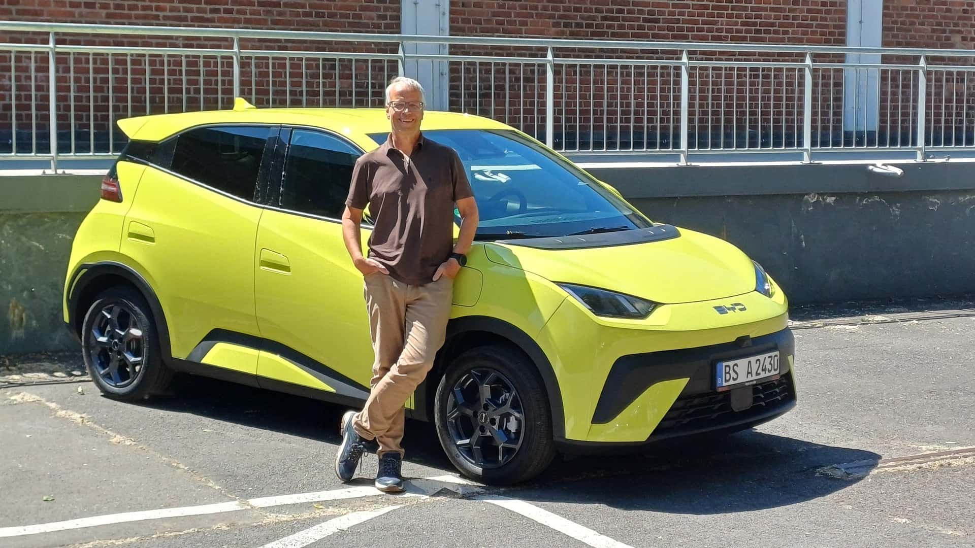 BYD Dolphin Surf in der Farbe "Lime" mit Autor Stefan Leichsenring BYD Dolphin Surf in der Farbe "Lime" mit Autor Stefan Leichsenring