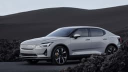 Polestar 2: Ansicht von schräg vorne in öder Landschaft Polestar 2: Ansicht von schräg vorne in öder Landschaft