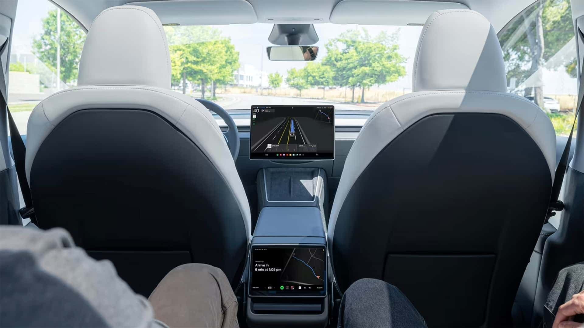 Bild vom Cockpit eines autonom fahrenden Tesla Bild vom Cockpit eines autonom fahrenden Tesla