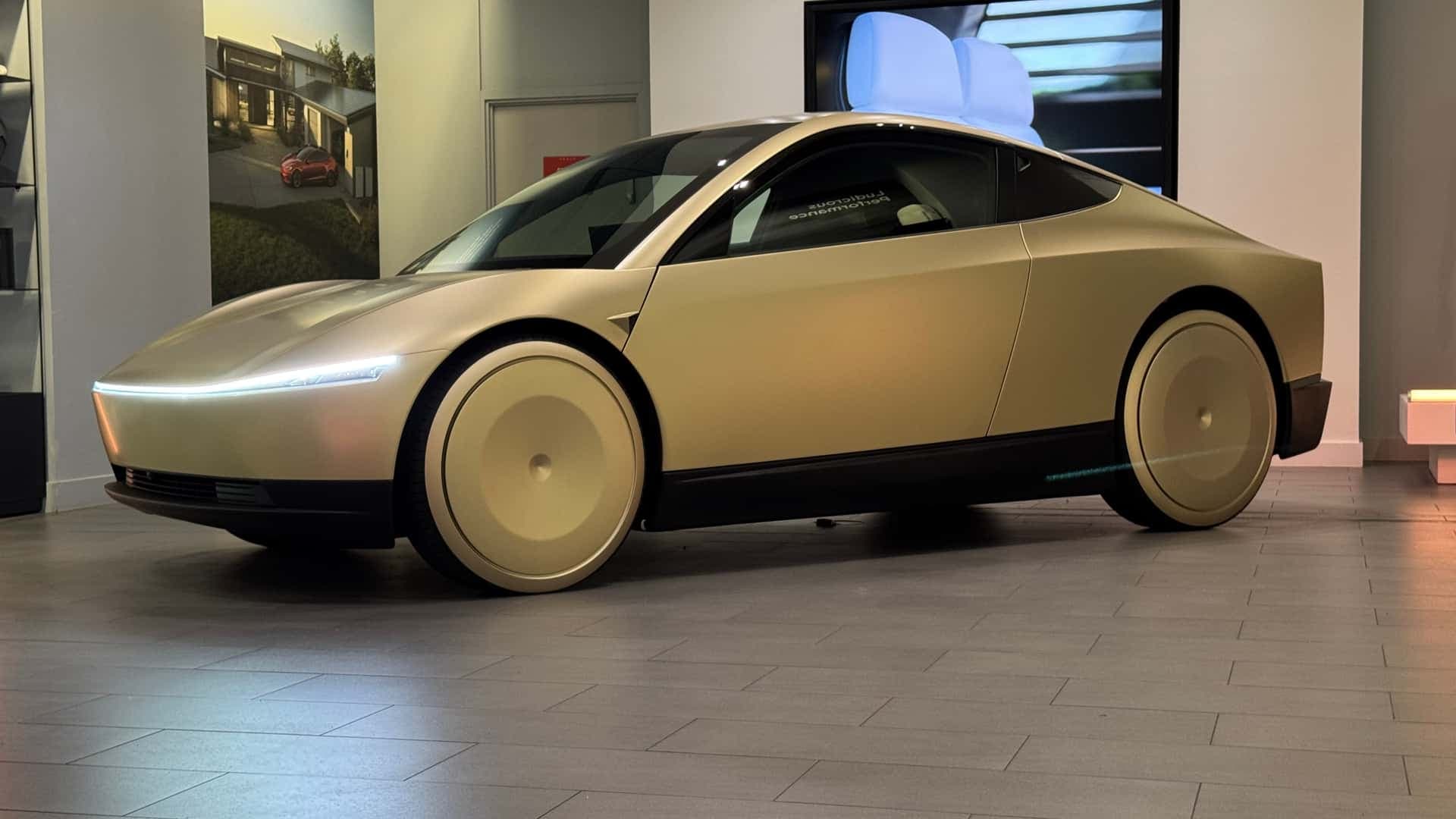 Il Tesla Cybercab visto dal vivo Il Tesla Cybercab visto dal vivo