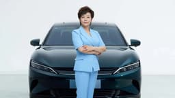 BYD-Vizepräsidentin Stella Li vor einem Fahrzeug der Marke BYD-Vizepräsidentin Stella Li vor einem Fahrzeug der Marke