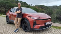 Toyota C-HR+ in 'Metal Oxide Metallic' und Autor Stefan Leichsenring Toyota C-HR+ in 'Metal Oxide Metallic' und Autor Stefan Leichsenring