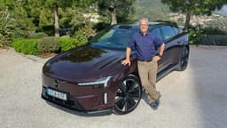 Volvo ES90 Ultra  (2026) in Mulberry Red Metallic: Das Exterieur Volvo ES90 Ultra  (2026) in Mulberry Red Metallic: Das Exterieur