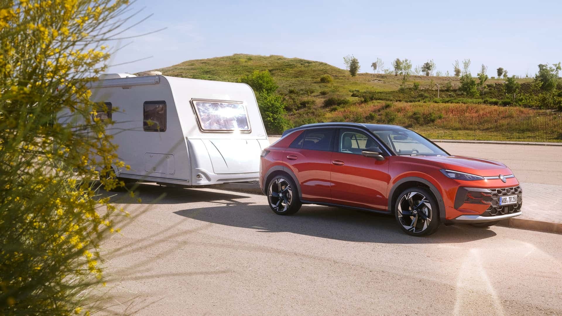 Neuer VW T-Roc (2025) mit Wohnwagen Neuer VW T-Roc (2025) mit Wohnwagen