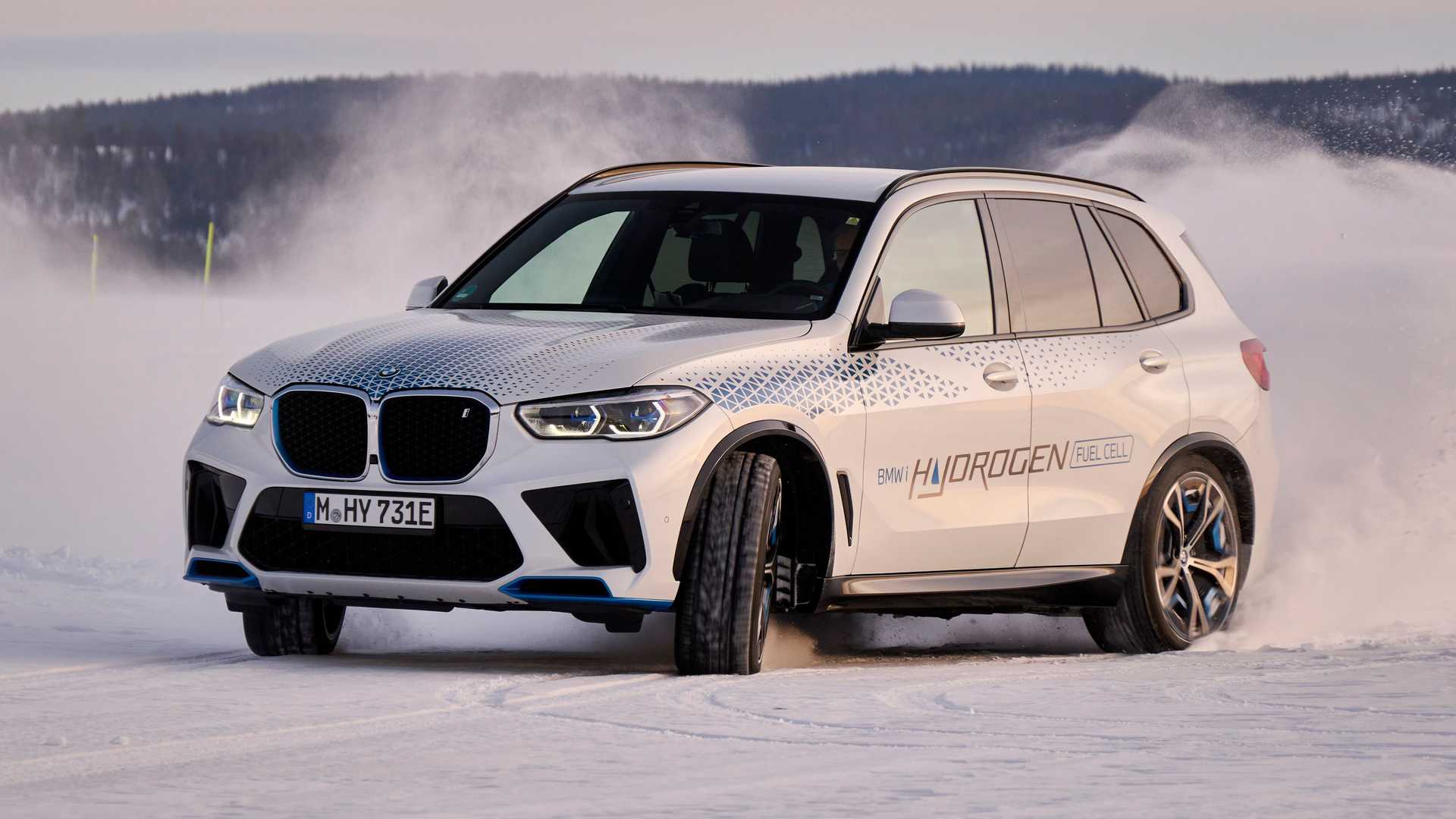 BMW iX5 Hydrogen testing near the Arctic Circle
