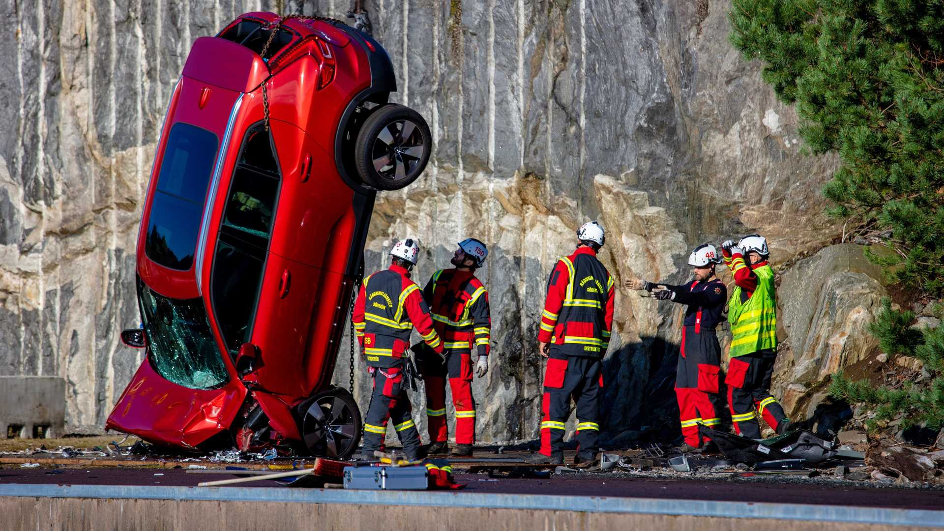 Volvo сбросила 10 машин с 30-метровой высоты
