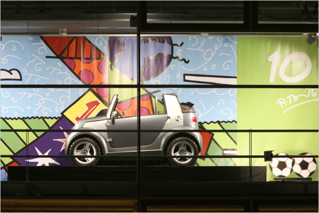 Mercedes-Adventskalender: Showroom vom Romero Britto gestaltet