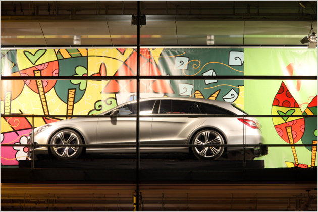 Mercedes-Adventskalender: Showroom vom Romero Britto gestaltet