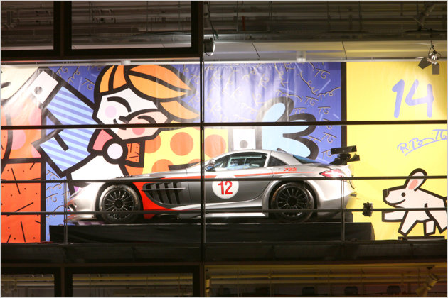 Mercedes-Adventskalender: Showroom vom Romero Britto gestaltet