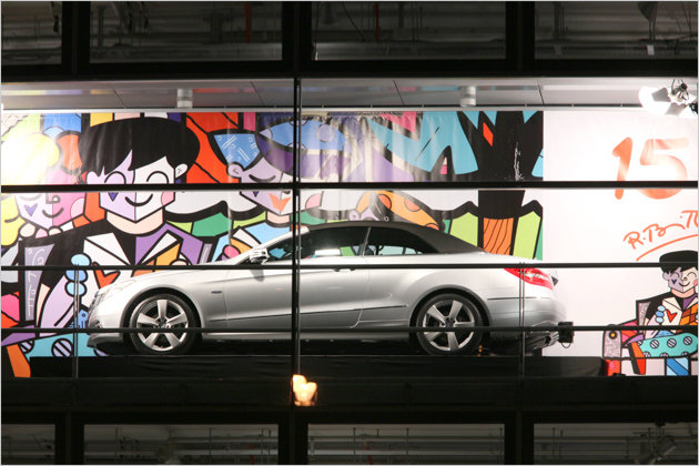 Mercedes-Adventskalender: Showroom vom Romero Britto gestaltet