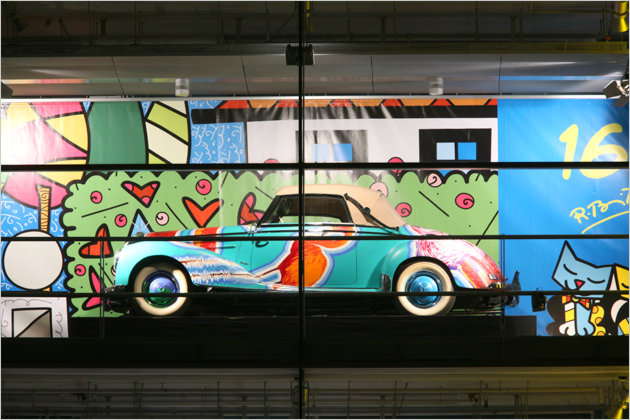 Mercedes-Adventskalender: Showroom vom Romero Britto gestaltet