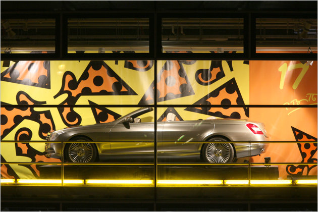 Mercedes-Adventskalender: Showroom vom Romero Britto gestaltet