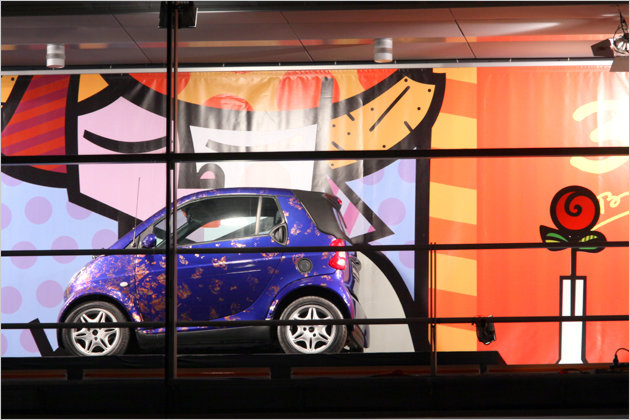 Mercedes-Adventskalender: Showroom vom Romero Britto gestaltet