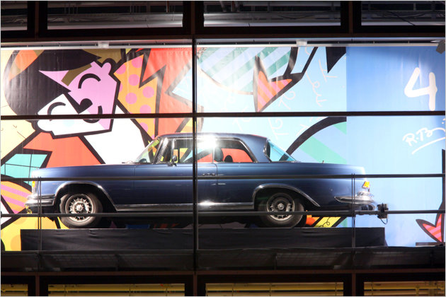 Mercedes-Adventskalender: Showroom vom Romero Britto gestaltet