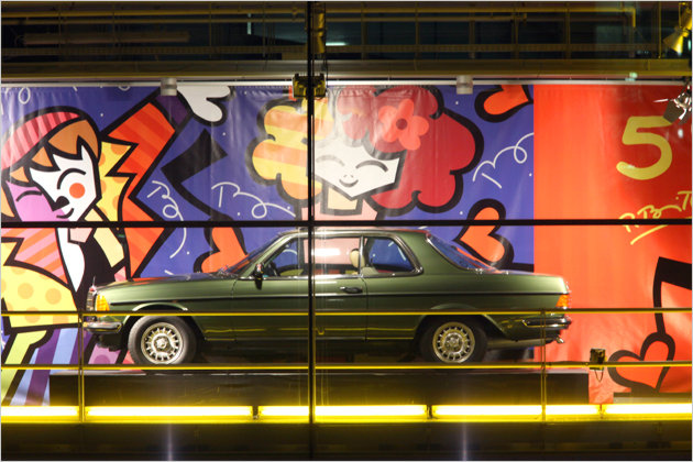 Mercedes-Adventskalender: Showroom vom Romero Britto gestaltet