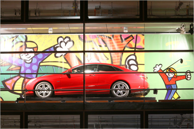 Mercedes-Adventskalender: Showroom vom Romero Britto gestaltet