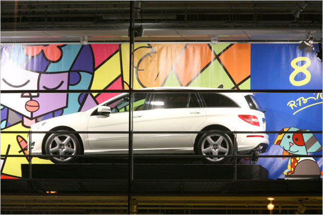 Mercedes-Adventskalender: Showroom vom Romero Britto gestaltet