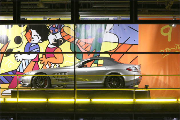 Mercedes-Adventskalender: Showroom vom Romero Britto gestaltet