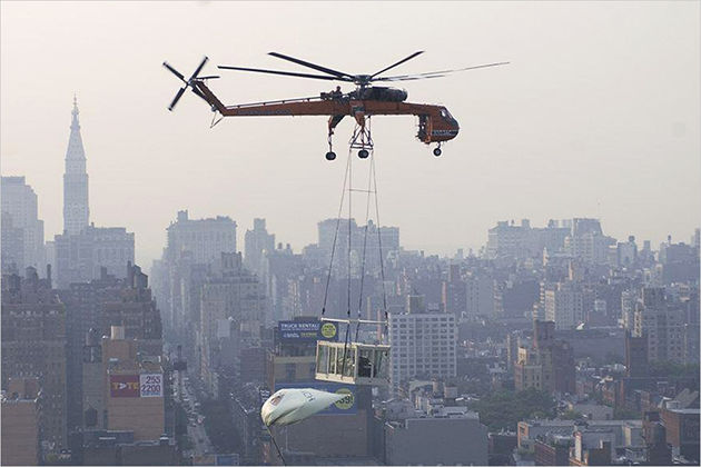 Schweben per Heli, Seilbahn oder Hochseil: Autos müssen nicht immer am Asphalt kleben