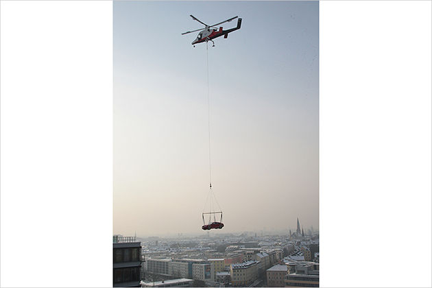 Schweben per Heli, Seilbahn oder Hochseil: Autos müssen nicht immer am Asphalt kleben