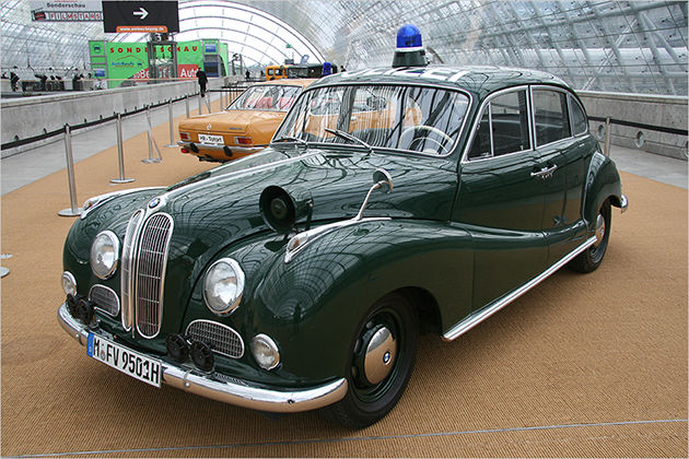 Razzia! Historische Polizeiautos im Audi-Museum als Bildergalerie