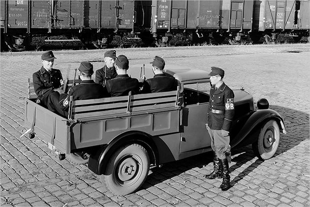 Razzia! Historische Polizeiautos im Audi-Museum als Bildergalerie