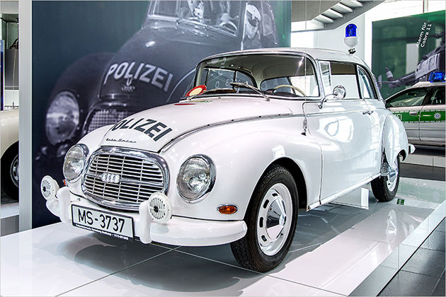 Razzia! Historische Polizeiautos im Audi-Museum als Bildergalerie