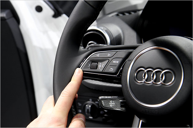 Audi Q2 auf dem Genfer Autosalon 2016: Sitzprobe im kleinsten Q