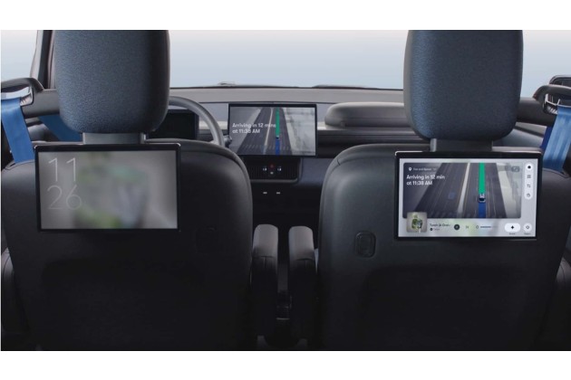 Waymo Ojaj das Interieur mit Drei Bildschirmen