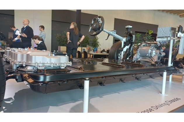 Chassis der Neuen Klasse mit dem schwarzen Batteriegehäuse und dem Energy Master im Alu Gehäuse