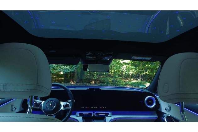 Mercedes C 400 4Matic Avantgarde (2026): Das Sky-Control-Glasdach mit den Leuchtsternen in der Farbe des Ambientelichts
