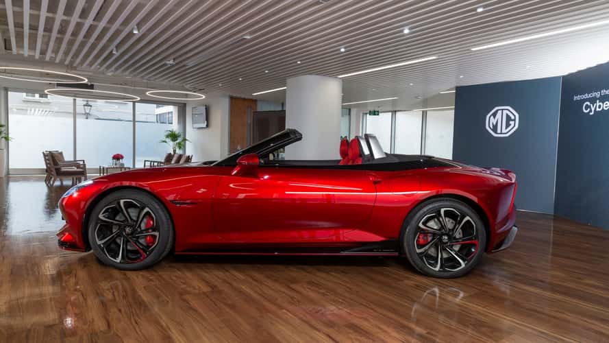 MG Cyberster (2023) live im London Studio