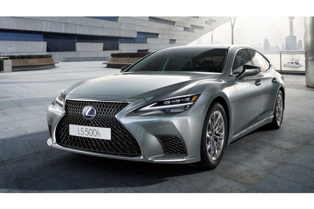 Lexus LS Facelift 2021 LS 500h von schräg vorne mit blauem Lexus Logo