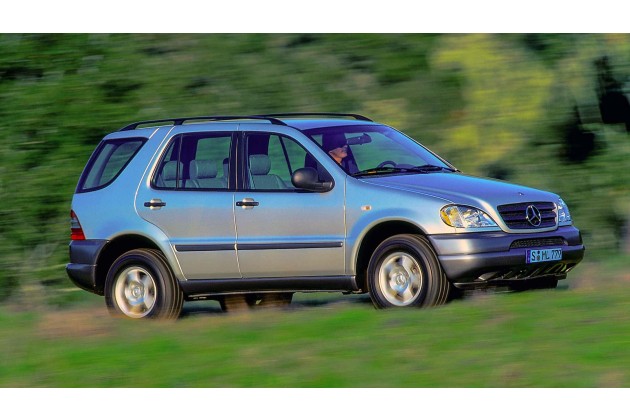 Mercedes Benz M Klasse der Baureihe 163 Fahraufnahme von Rechts vorn aus dem Jahr 1997